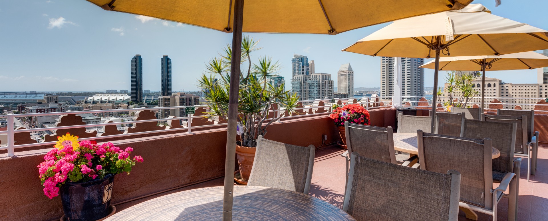 Gaslamp Plaza Suites San Diego - rooftop breakfast area