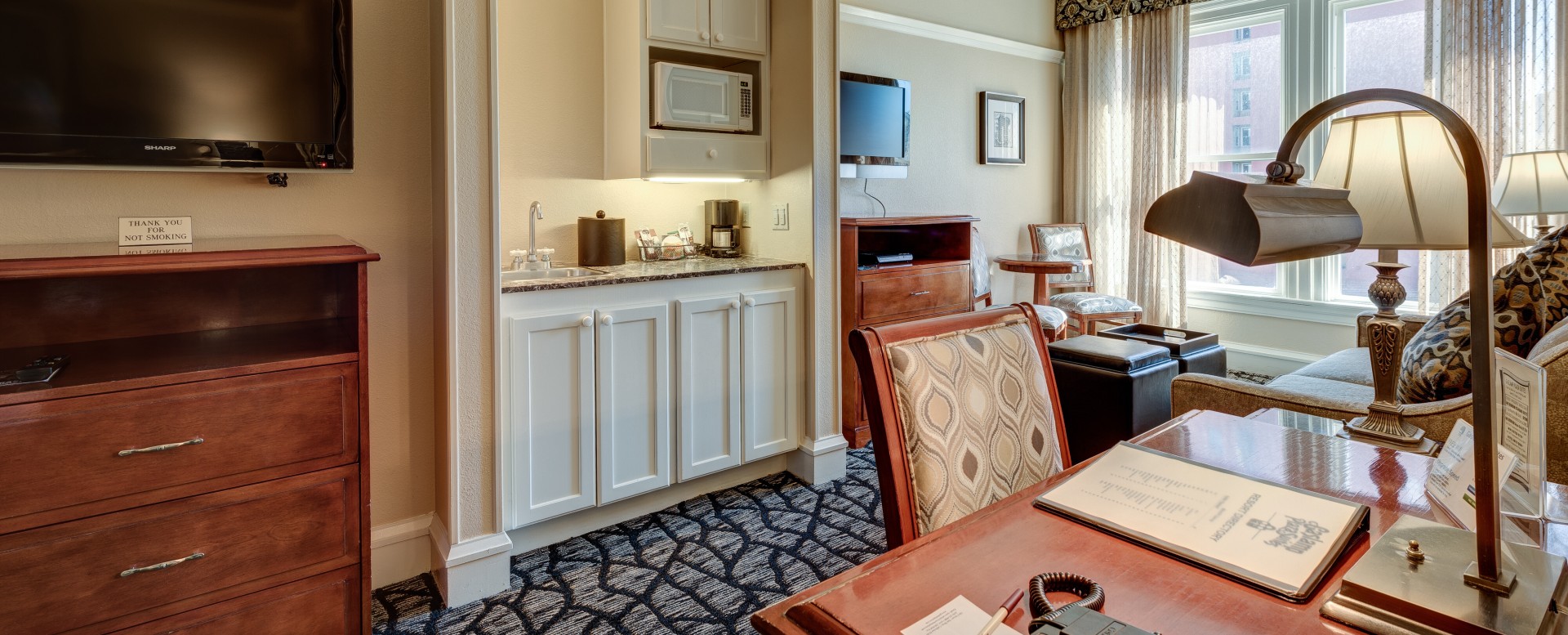 Gaslamp Plaza Suites San Diego - suite parlor area