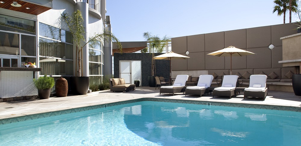 洛杉矶美好生活精品酒店 Pool with four chairs