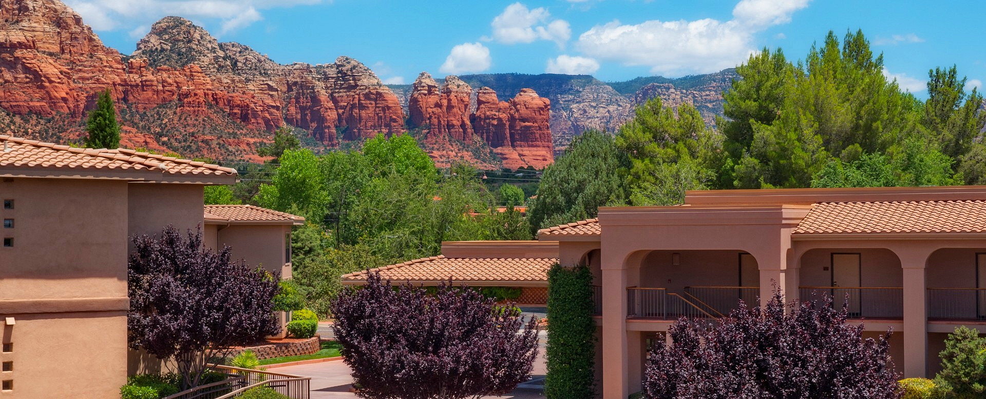 セドナのホテル Sedona Real Inn & Suites with red rocks in background