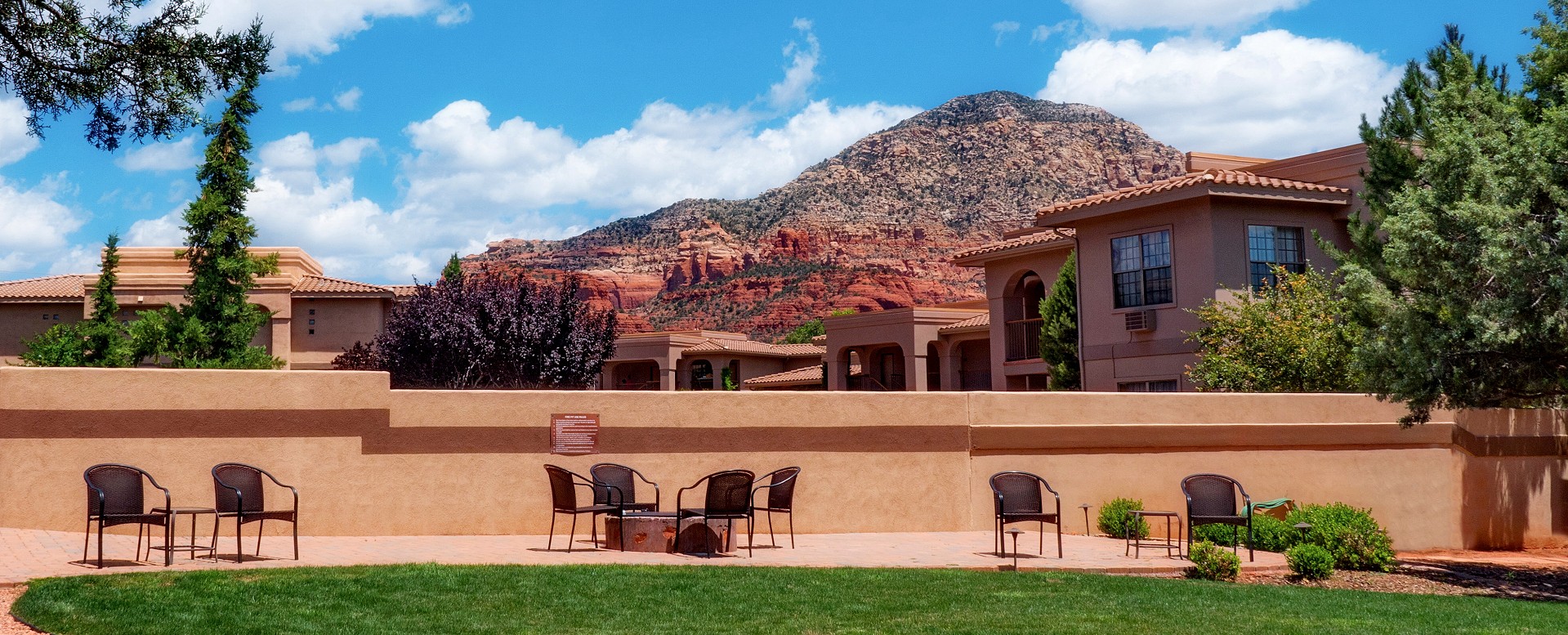 Sedona Inn & Suites - outside seating area