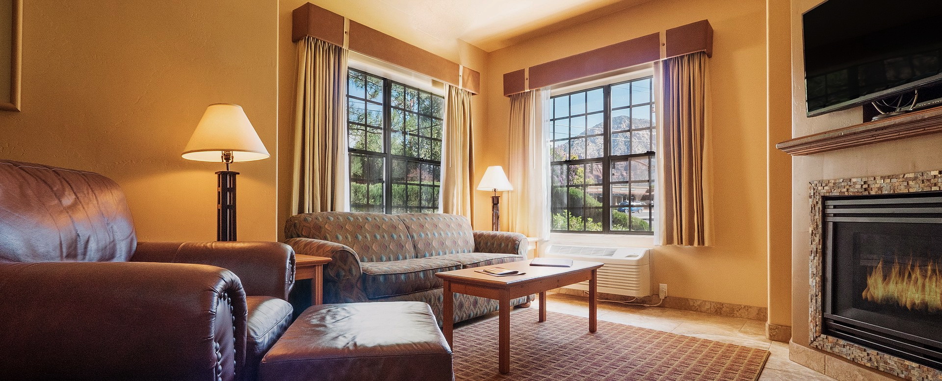 Sedona Real Inn & Suites - suite parlor area